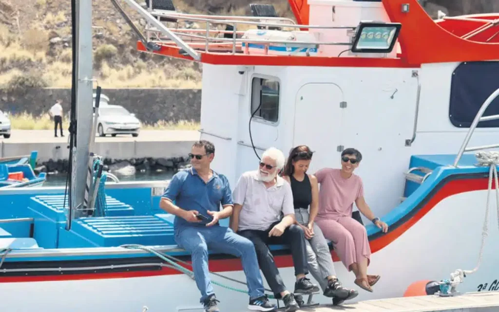 Das erste Touristen- und Fischerboot legt auf La Palma an
