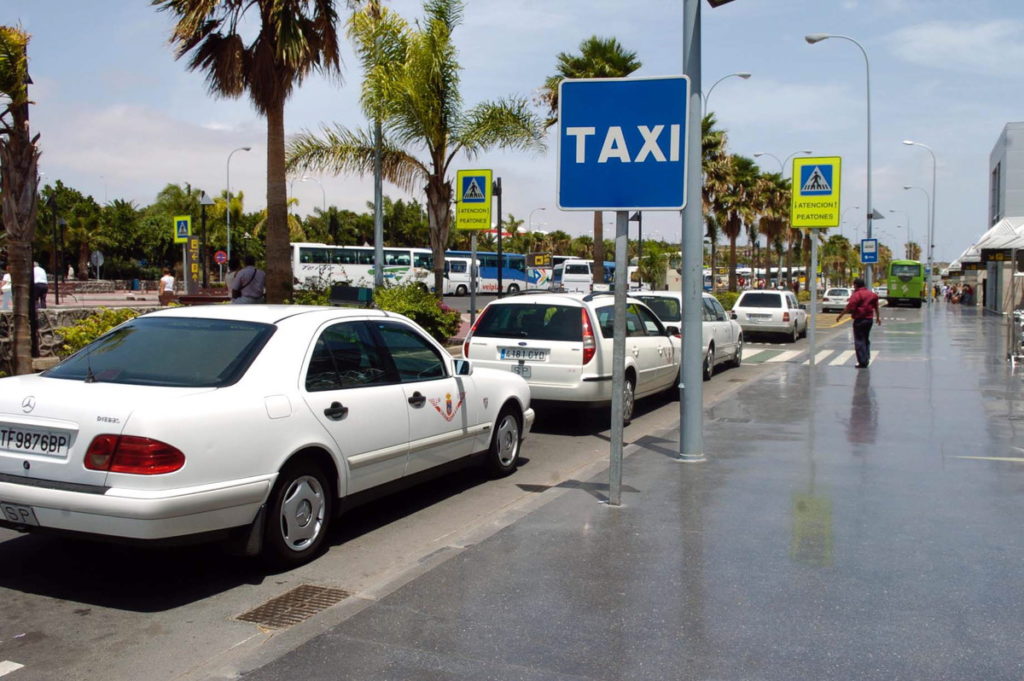 Maßnahmen zur Lösung des Taxistaus am Südflughafen Teneriffa beschlossen